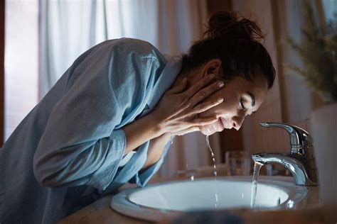 10 Kesalahan Saat Mencuci Muka yang Bisa Ganggu Kulit Wajah