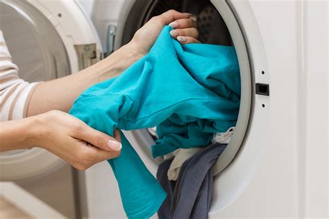 Tips Mencuci Pakaian Agar Warnanya Tidak Mudah Pudar - Berkeluarga